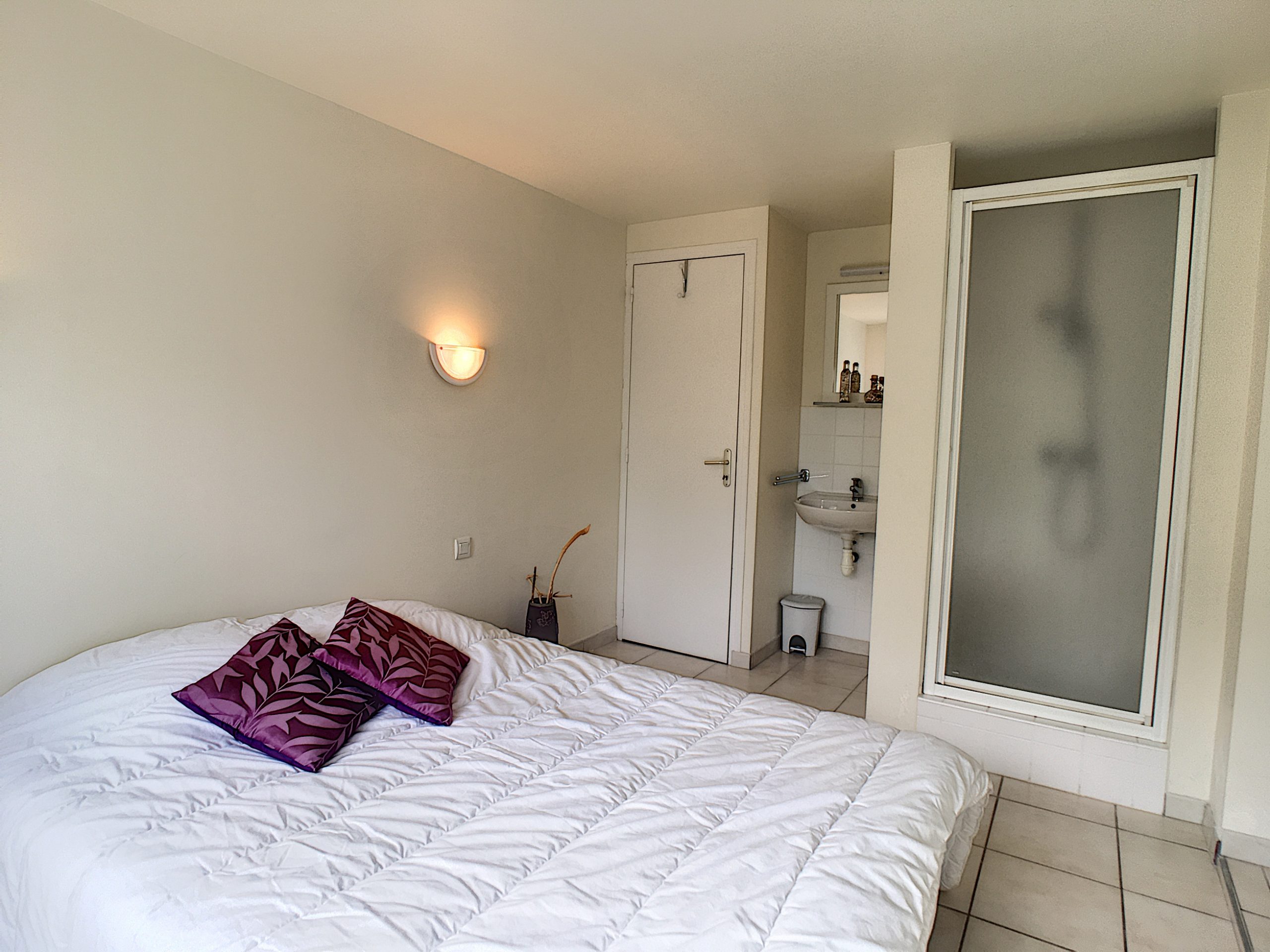 Chambre 1 avec douche et évier