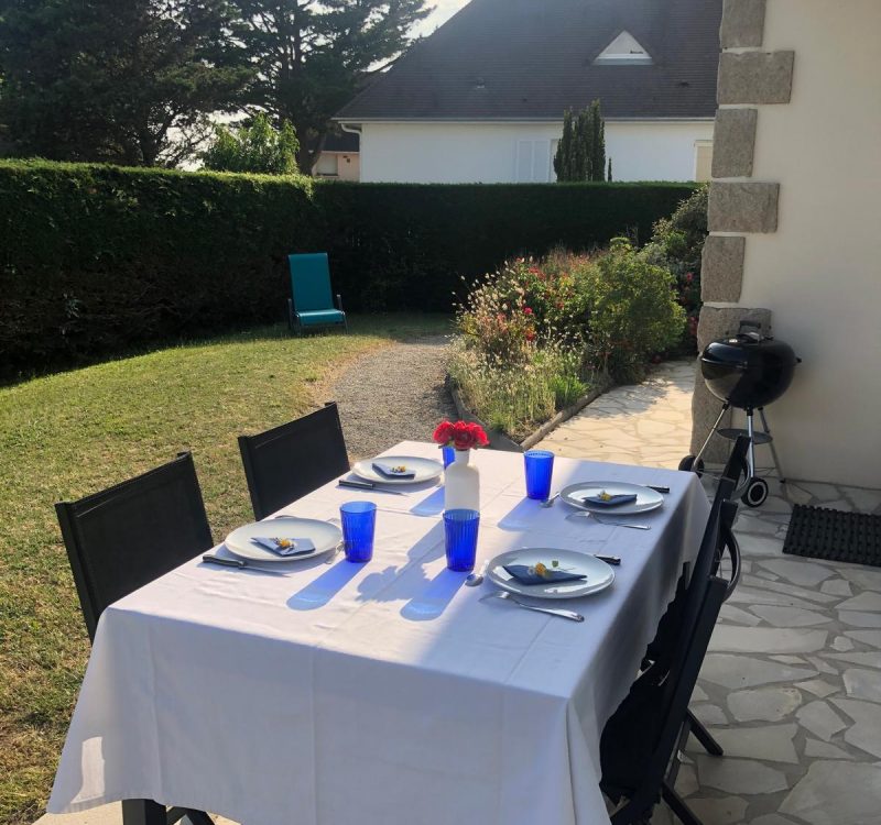 Location de vacances station Balnéaire Saint Martin de Bréhal. Grand jardin avec barbecue fourni.
