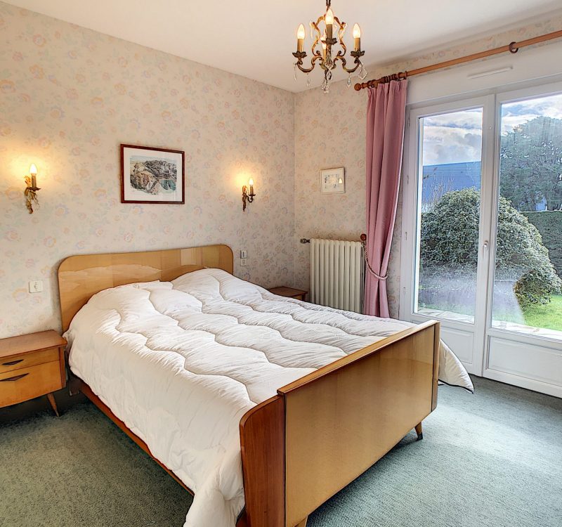 Location conciergerie Saint Martin de Bréhal "Les Oyats" Chambre spacieuse. Literie de qualité. Vue et accès extérieur.
