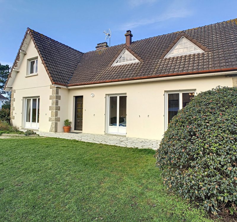 Location saisonnière en station balnéaire "Les Oyats" Saint Martin de Bréhal. Grande maison avec jardin spacieux.