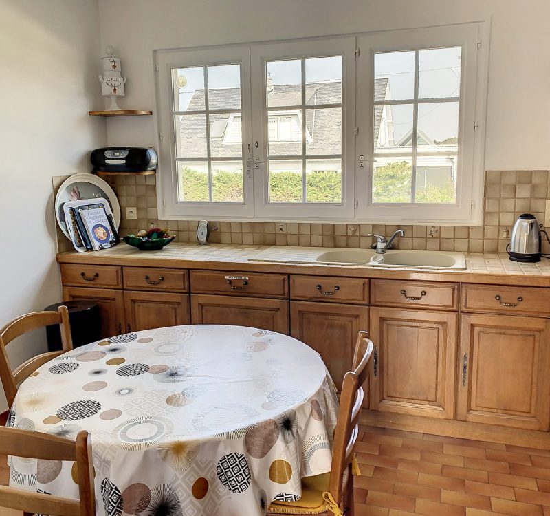 Location saisonnière Saint martin de Bréhal. Cuisine équipée avec vue extérieure