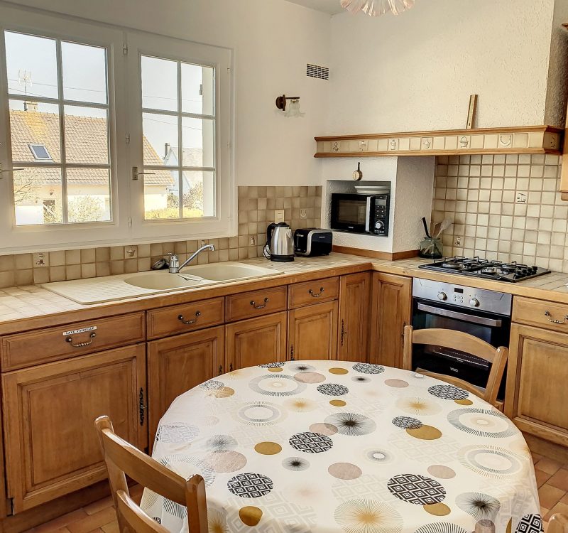 Location saisonnière St. Martin de Bréhal. Cuisine équipée avec vue extérieure