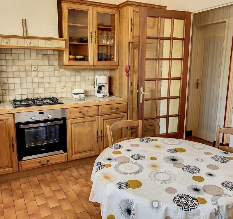 Conciergerie Saint martin de Bréhal. Cuisine équipée avec vue extérieure